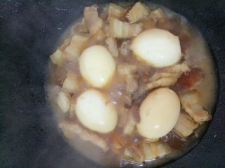 揭阳+卤肉饭,再次煮开后放入鸡蛋转温火盖上盖子焖煮五分钟
