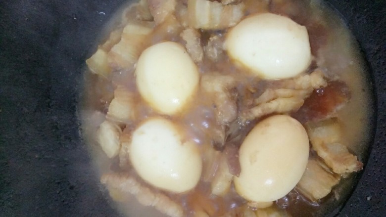 揭阳+卤肉饭,再次煮开后放入鸡蛋转温火盖上盖子焖煮五分钟