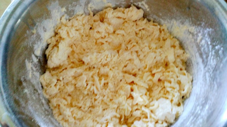 玉米面馒头,把酵母水倒入面粉里，加入温水和成面团