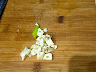 排骨山药烧土豆,出锅前加入鲜蒜片。