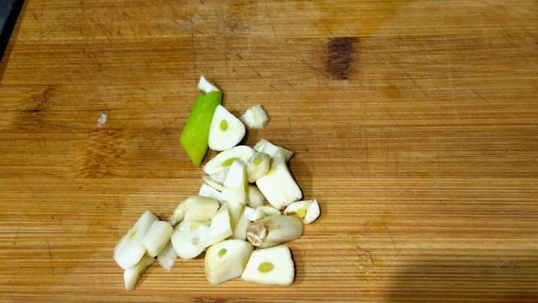 排骨山药烧土豆,出锅前加入鲜蒜片。