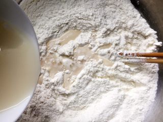 双色花朵馒头,和白色面团：将面粉和白糖倒入无水干净的盆中，加入酵母水（酵母粉加入温水中搅匀融化），用筷子搅拌成絮状。