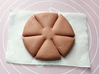 双色花朵馒头,用刀将面饼均匀地切成6等份，中央位置保留不要切断。