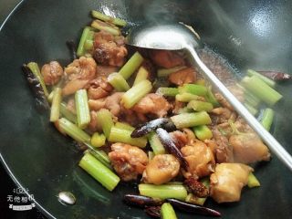 吃鸡+芹菜酸辣鸡,放少许盐调味，炒均匀出锅