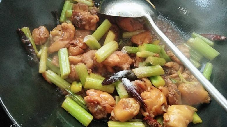 吃鸡+芹菜酸辣鸡,放少许盐调味，炒均匀出锅