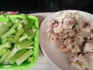 吃鸡+芹菜酸辣鸡,鸡肉下凉水锅焯水，放料酒，葱姜，煮3—5分钟，芹菜切段