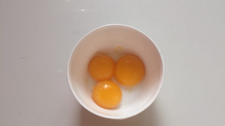 黑钻吐司,将蛋清蛋黄分离