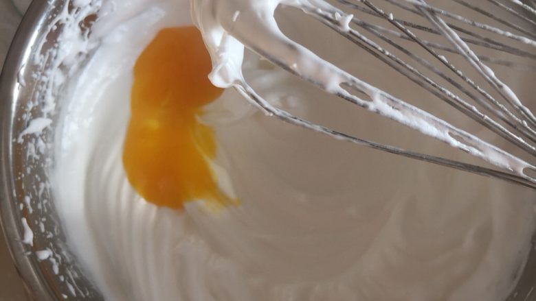 黑钻吐司,倒入一个蛋黄，用打蛋器低速搅打均匀之后加入第二个，低速搅打均匀之后再加第三个蛋黄，低速搅打均匀