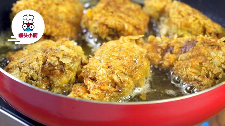 零难度薯片炸鸡,锅中倒油，开火烧至180度，将鸡翅根放入锅内炸至表面金黄，即可捞出盛盘