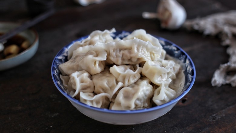 猪肉酸菜水饺,搭配腊八蒜一起，美味极了！