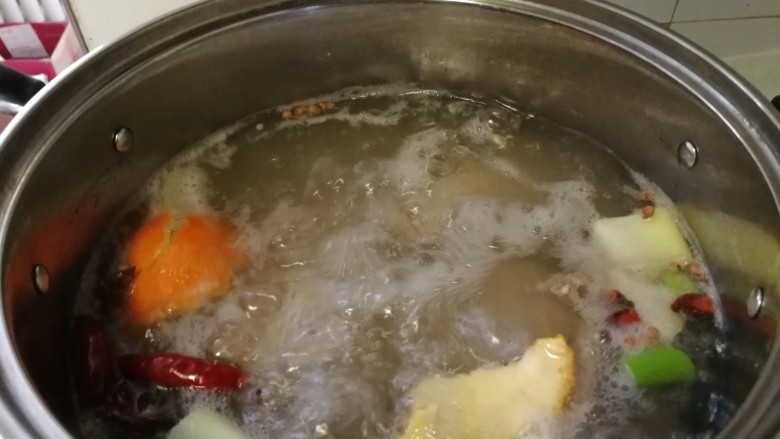 年菜菜谱_酱牛肉,开锅把焯好的牛肉放进锅里，撇出沫子。