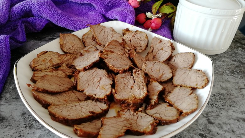 年菜菜谱_酱牛肉,烀好的牛肉放到冰箱里镇一个小时在切，这样牛肉肉质会更紧致，能切成薄片。