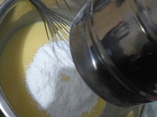 8寸酸奶蛋糕,将玉米淀粉加入低粉中一起过筛入蛋黄糊中，搅拌均匀