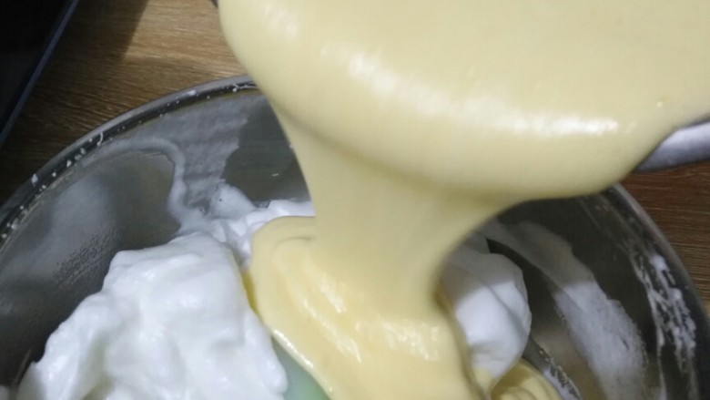 8寸酸奶蛋糕,将蛋黄糊倒入蛋白中搅拌均匀