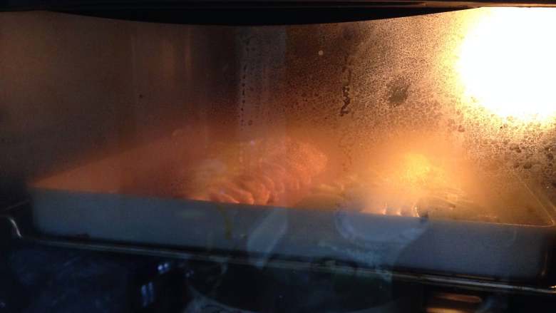 圣诞树面包,入烤箱，启动发酵程序20分钟（底部放一碗热水），裁下的面团可以做成小面包一同发酵