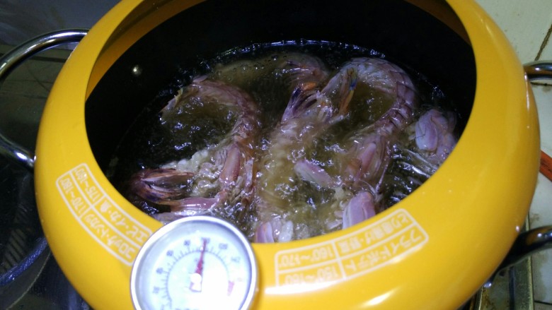 椒盐濑尿虾,油温合适的时候(80-100度)放入濑尿虾，转小火油炸