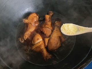 超快手卤鸡腿,汁水收得差不多了，放鸡精撒葱段就可以出锅了！
