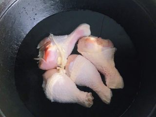 超快手卤鸡腿,锅里放水放入鸡腿煮开，把鸡腿焯一下水