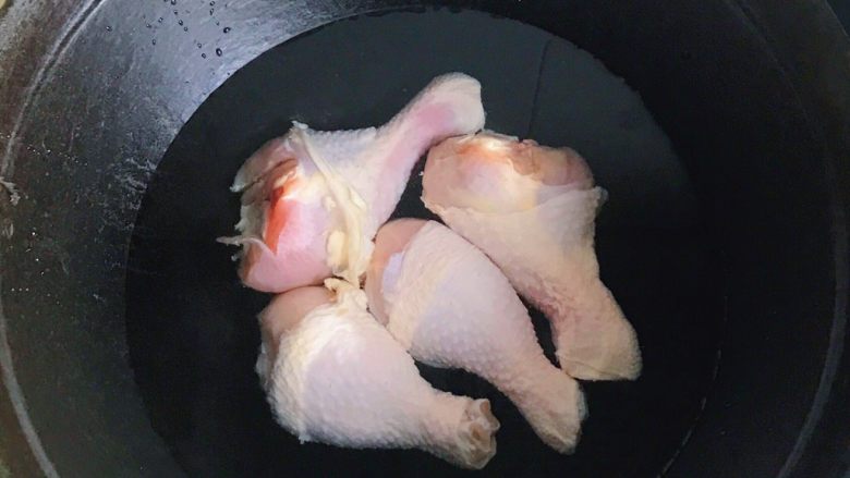 超快手卤鸡腿,锅里放水放入鸡腿煮开，把鸡腿焯一下水