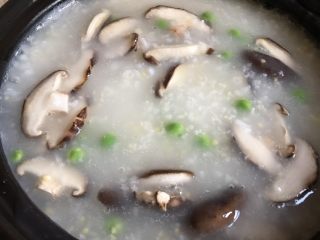 香菇鸡肉粥,等大米开花后加入香菇和豌豆