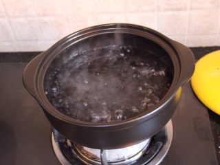 香菇鸡肉粥,锅中放入足量水烧开