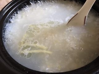 香菇鸡肉粥,煮的时候要搅拌，以免结底