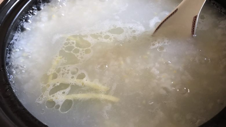 香菇鸡肉粥,煮的时候要搅拌，以免结底