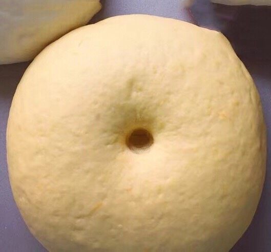 南瓜绣球馒头,这是发酵好的样子，体积2倍大，手指戳一个洞，洞口不回缩不变形。