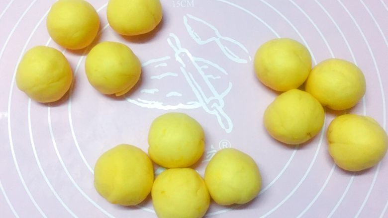 南瓜绣球馒头,将发酵好的面团排气揉匀后，平均分成每个20克的小剂子，4个一组。