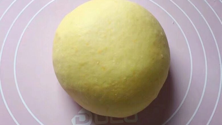 南瓜绣球馒头,再用手和成软硬适中的面团，盖保鲜膜放温暖处发酵至2倍大。