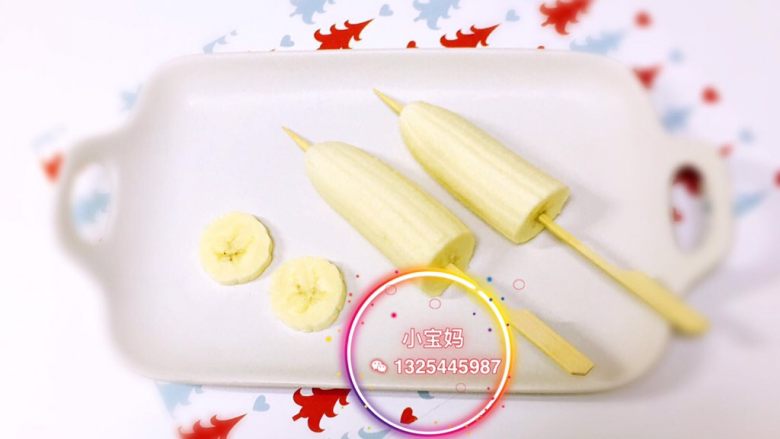 圣诞老人🎅水果拼盘,香蕉去皮切成2段、用长竹签串好，再切两片0.5cm的片穿在顶部，
