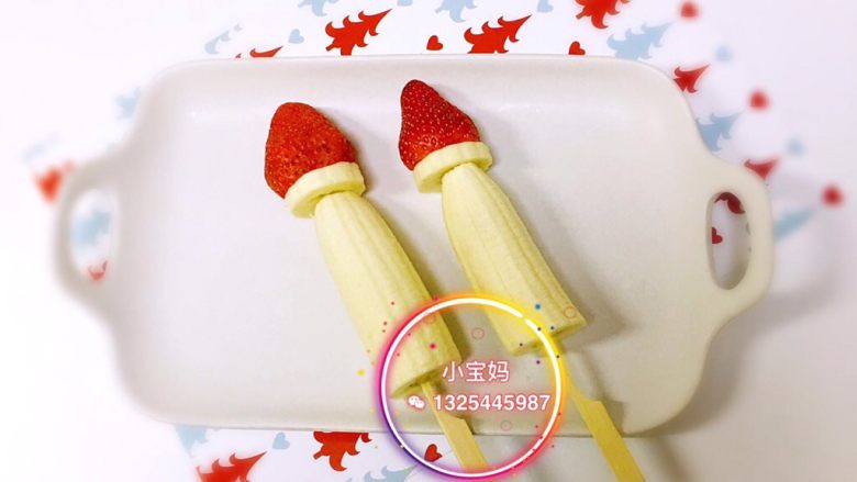 圣诞老人🎅水果拼盘,草莓顶部串一块香蕉做帽子上面的绒球