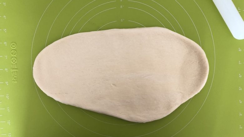 圣诞雪花面包,面团取出来放在揉面垫上用擀面杖擀扁排气