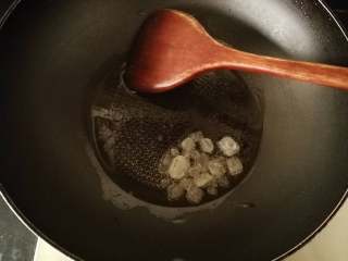 吮指酱棒骨,锅里放入少量的油，放入冰糖，炒糖色，炒至琥珀色即可