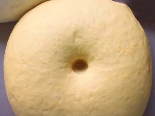富贵花开枣花馍,这是发酵好的样子，体积2倍大，手指戳一个洞，洞口不回缩不变形。