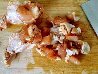 彩椒炒鸡丁,腌好的肉切下骨头，切出鸡丁