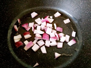 彩椒炒鸡丁,锅里放油烧热，放洋葱