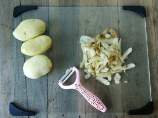 青柠土豆泥,首先：把土豆去皮，挖掉凹洞