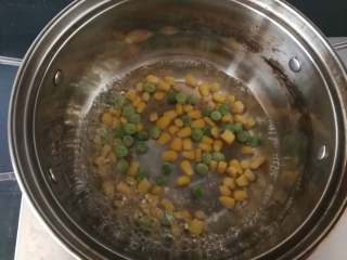 青柠土豆泥,另起一锅，倒入少量的清水煮沸，再倒入玉米青豆煮熟即可