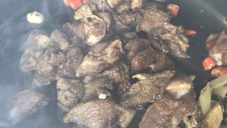 土豆烧肉,在放腌制好的肉，翻炒