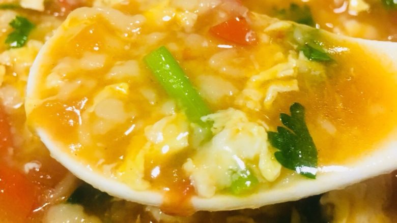 西红柿鸡蛋疙瘩汤,一碗简单美味的疙瘩汤煮好了  总比吃方便面好很多