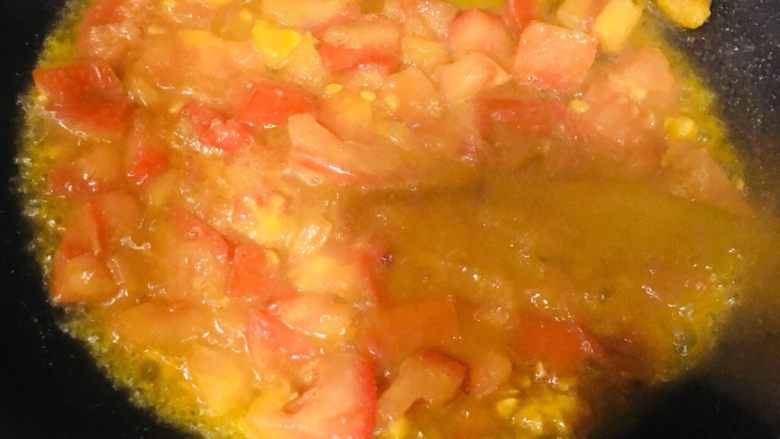 西红柿鸡蛋疙瘩汤,热油炒西红柿酱 可以少加一点水把西红柿煮的软软烂烂 黏黏糊糊就可以加水了 煮开
