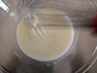 芒果蛋糕卷,牛奶、玉米油，细砂糖混合到乳化状态