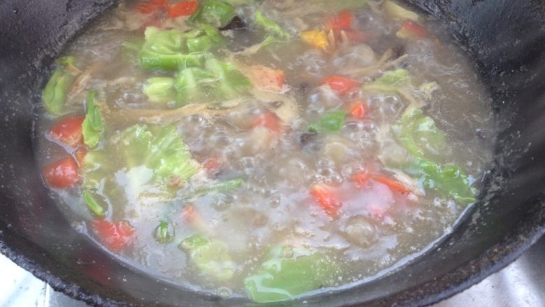 肉丸胡辣汤（陕西版）,锅内成粘稠状，出鱼眼泡，加盐调味