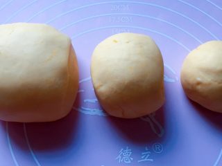 富贵花开枣花馍,将发酵好的面团排气揉匀后，分成大、中、小三份面团。