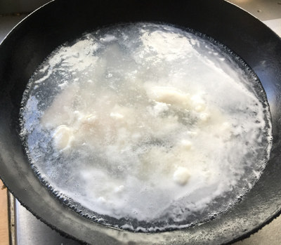 泡椒龙利鱼,放微沸的水中滑熟