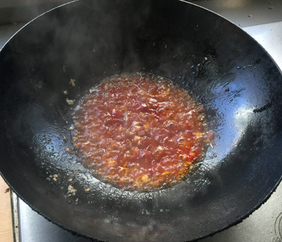 泡椒龙利鱼,加开水及调料烧沸