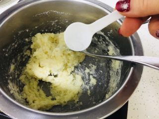 西班牙🇪🇸小油条,加盐 继续搅拌 这时候可以用打蛋器来搅拌 省力😊