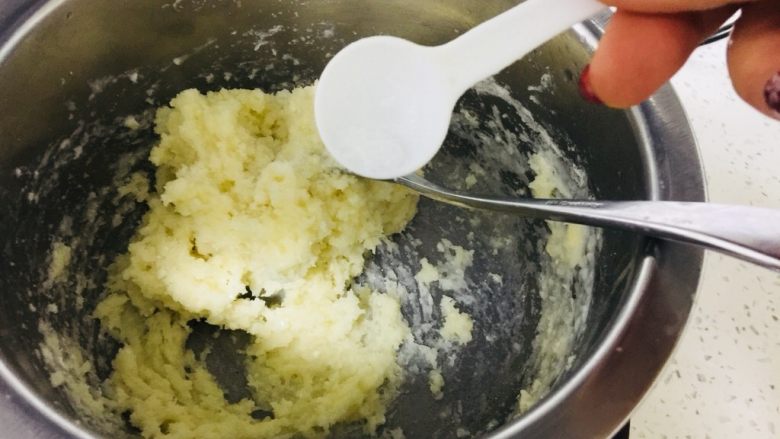 西班牙🇪🇸小油条,加盐 继续搅拌 这时候可以用打蛋器来搅拌 省力😊