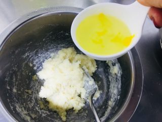 西班牙🇪🇸小油条,蛋清打散 分三次 倒入搅拌 可以用打蛋器来搅拌 省力😊